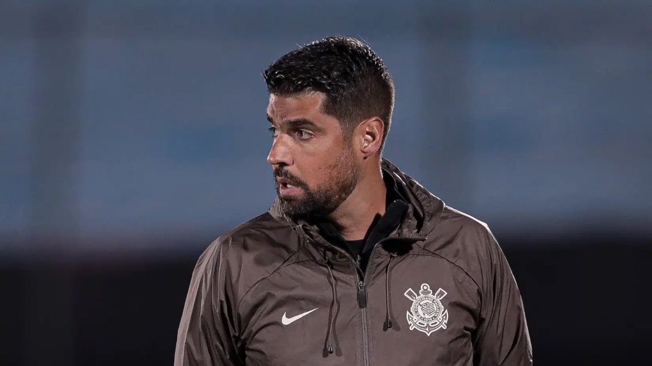 António Oliveira decide morar no CT desenvolve aproximação com o Corinthians