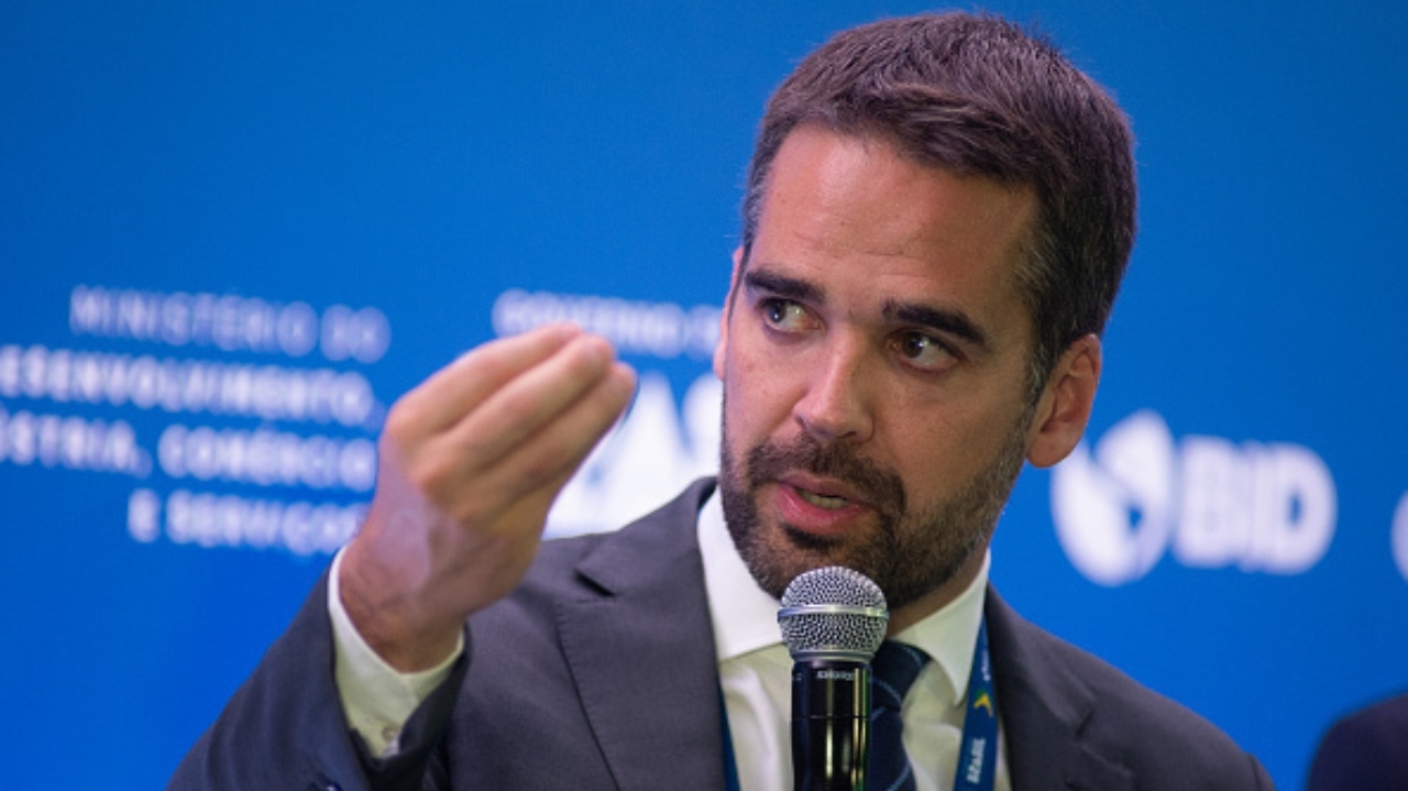Eduardo Leite adverte a população contra golpistas nas doações ao Rio Grande do Sul