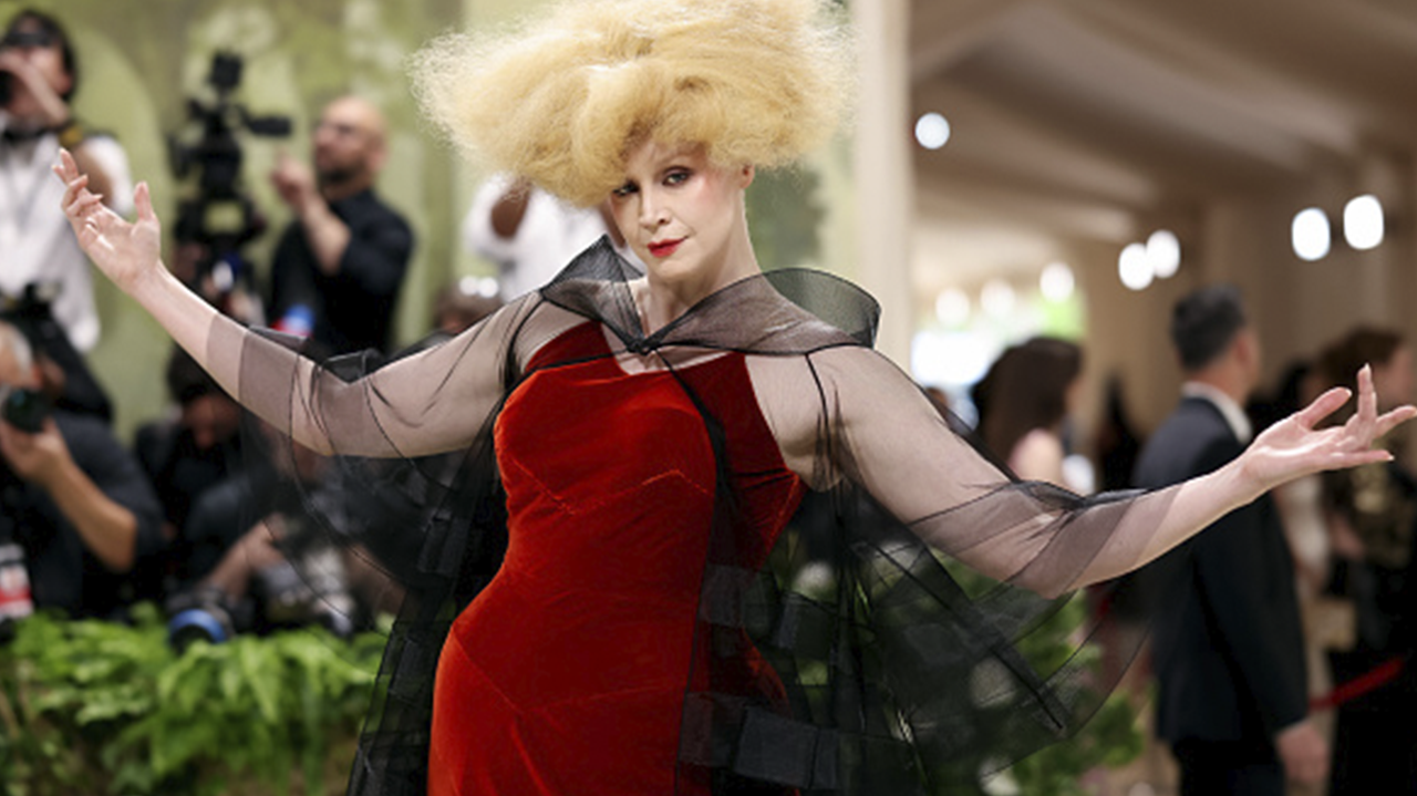 Gwendoline Christie chega ao Met Gala chamando a atenção com visual teatral