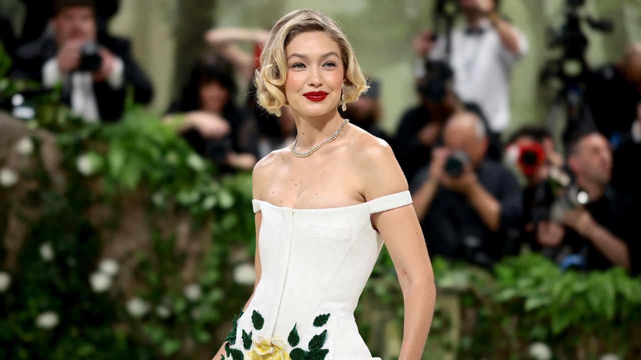 Met Gala 2024: Gigi Hadid usa vestido feito à mão