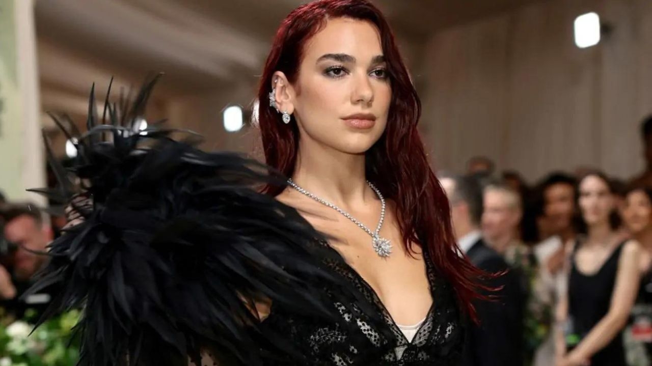 Met Gala 2024: Dua Lipa marca presença com penas e transparência