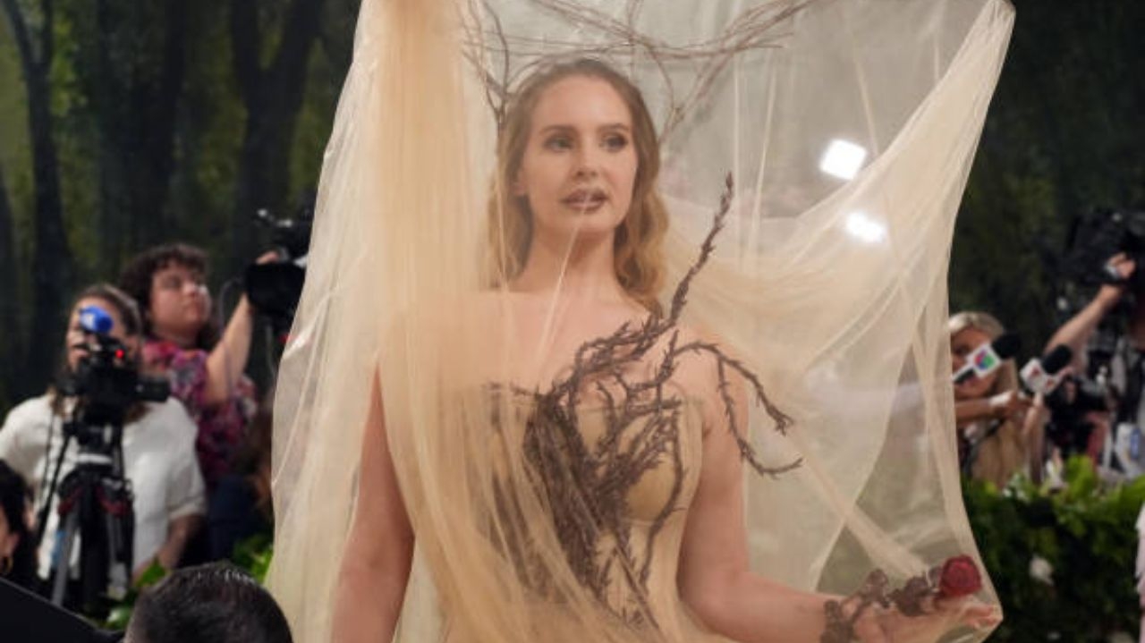 Met Gala 2024: Lana Del Rey usa vestido dramático com galhos e véu
