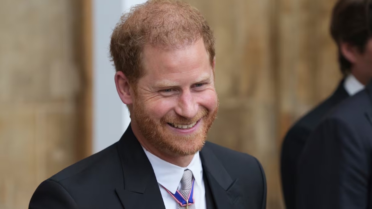 Príncipe Harry passa pela Inglaterra e não consegue visitar Rei Charles III