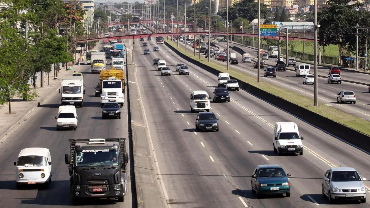Policial reage a assalto e troca tiros com bandidos na Avenida Brasil, Rio de Janeiro