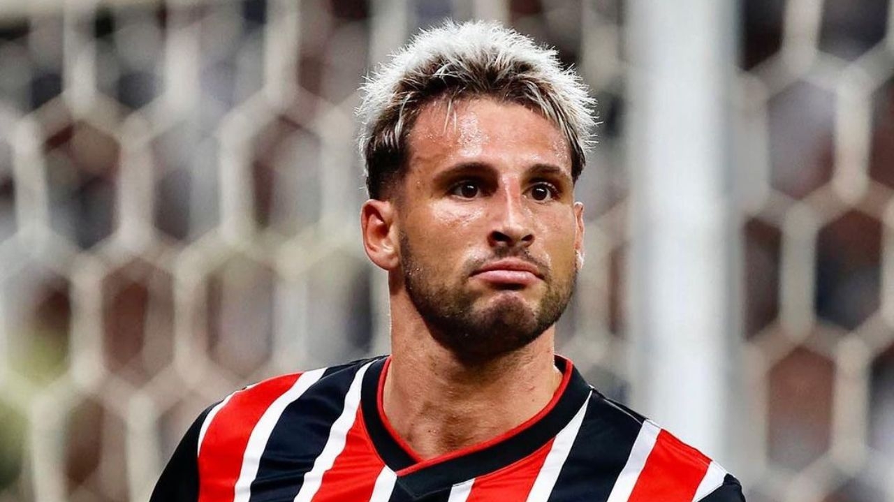 Calleri desabafa ao deixar o campo sentindo dores mais uma vez