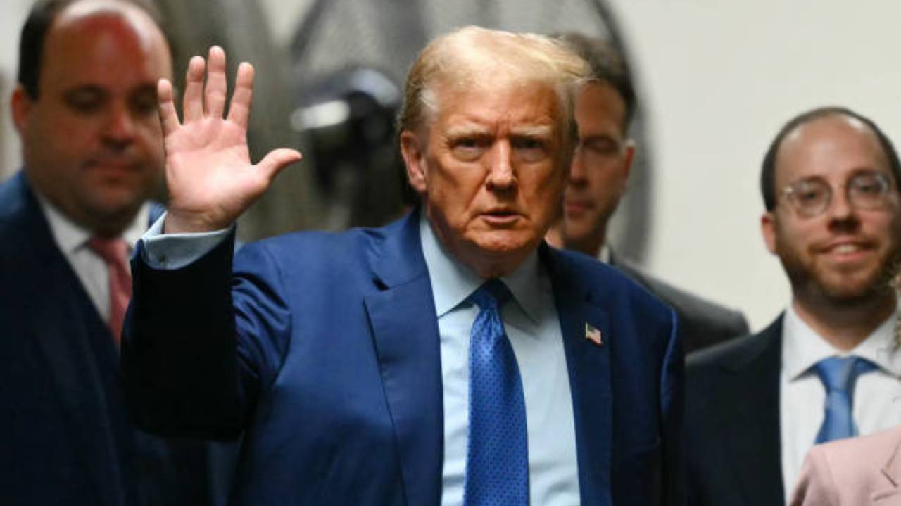 Trump enfrenta batalha judicial em múltiplas frentes enquanto alega perseguição política