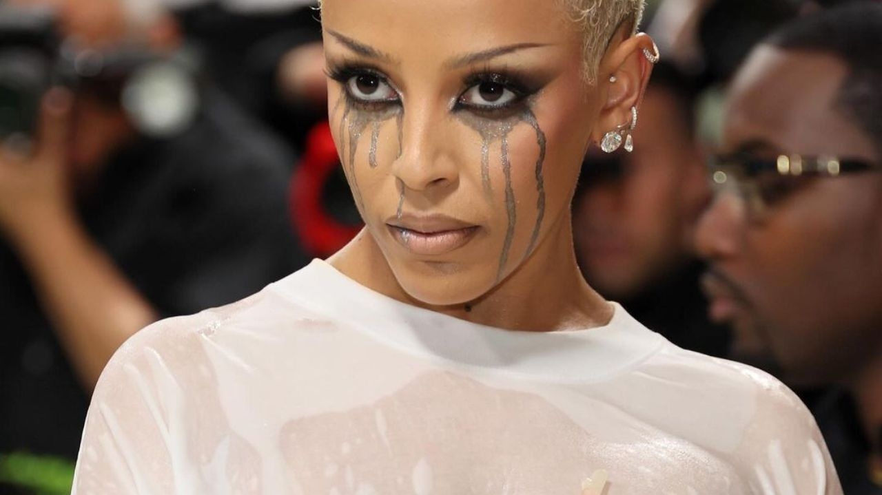 Estilo Wet volta a ser tendência nos tapetes vermelhos