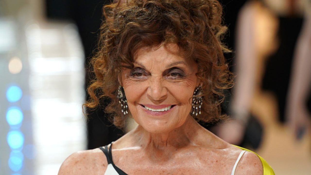 Vestido envelope de Diane von Furstenberg completa 50 anos