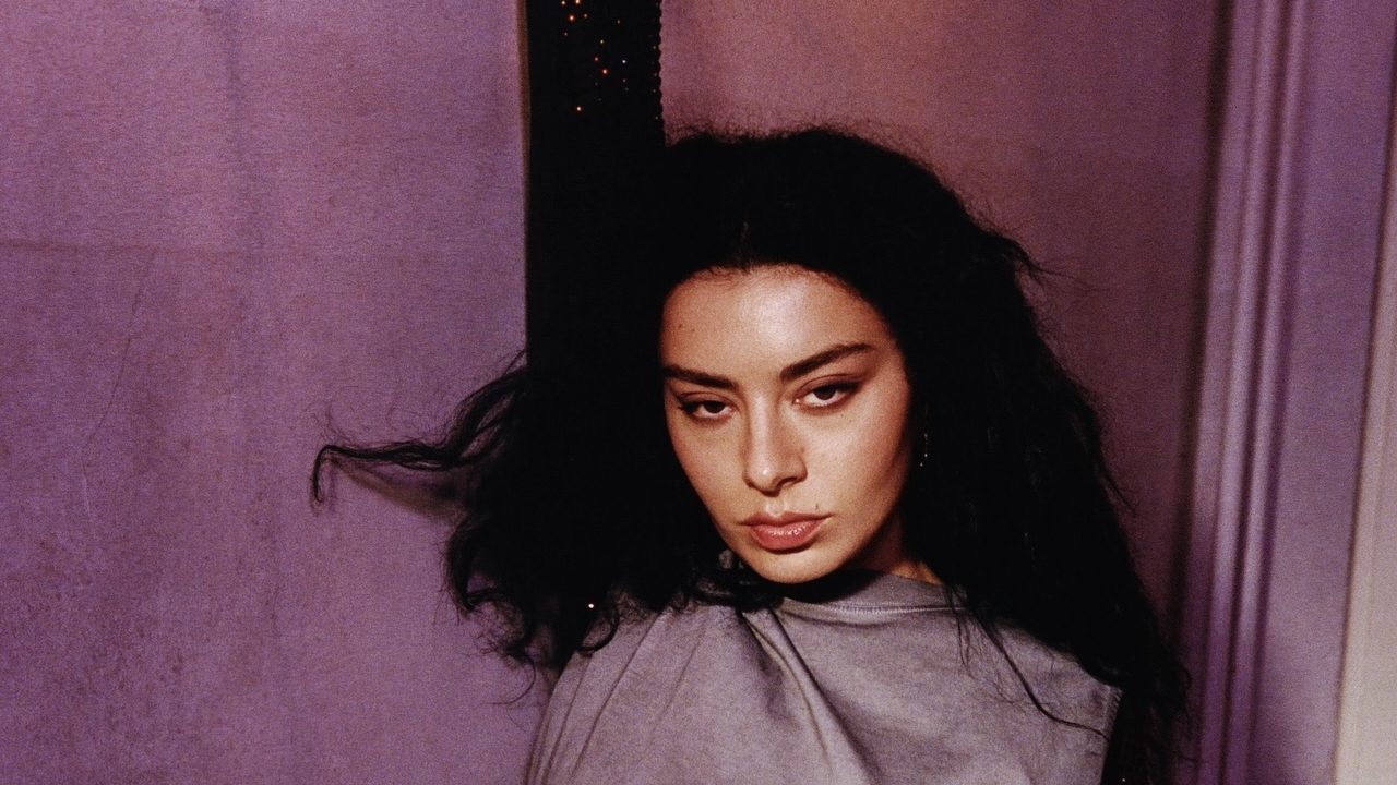 Charli XCX libera single do disco “Brat” antes do lançamento oficial