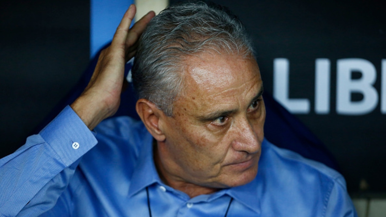 Torcedores protestam contra Tite e jogadores do Flamengo na entrada do CT