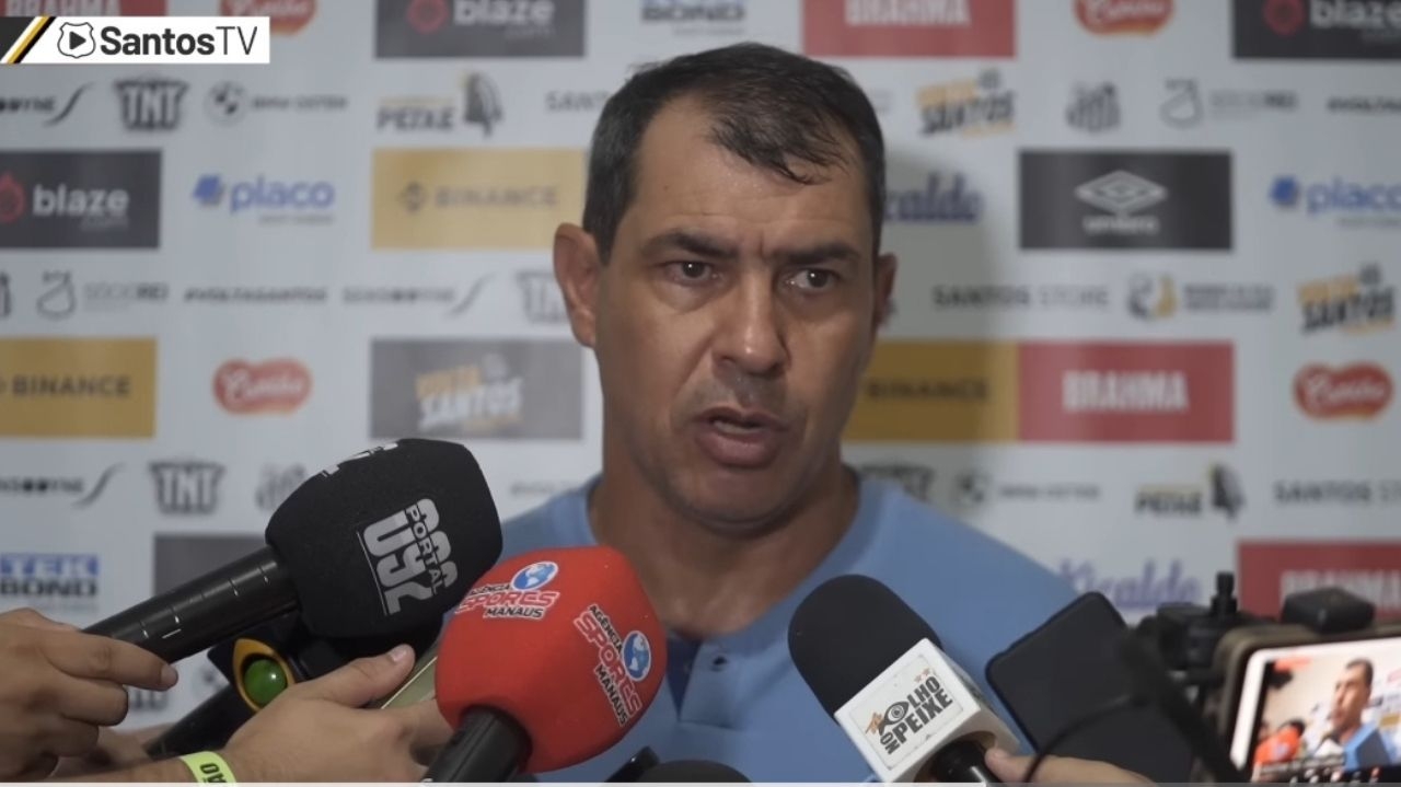 Carille concede entrevista coletiva após derrota do Santos para o Amazonas