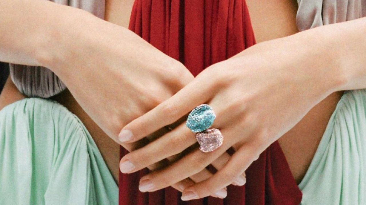 Loewe lança coleção de joias com Lynda Benglis