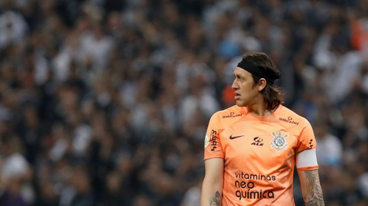 Cruzeiro abre negociação com o goleiro Cássio e sonha com o retorno de Fábio