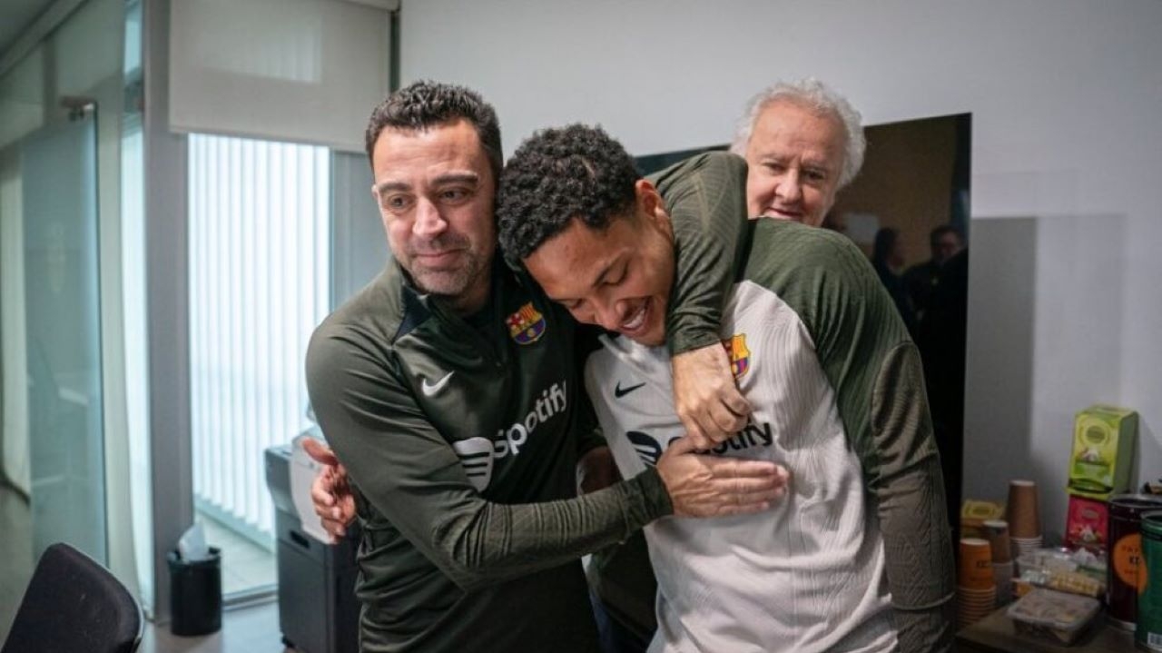 Rádio espanhola anuncia que Vitor Roque deixará o Barcelona na próxima temporada