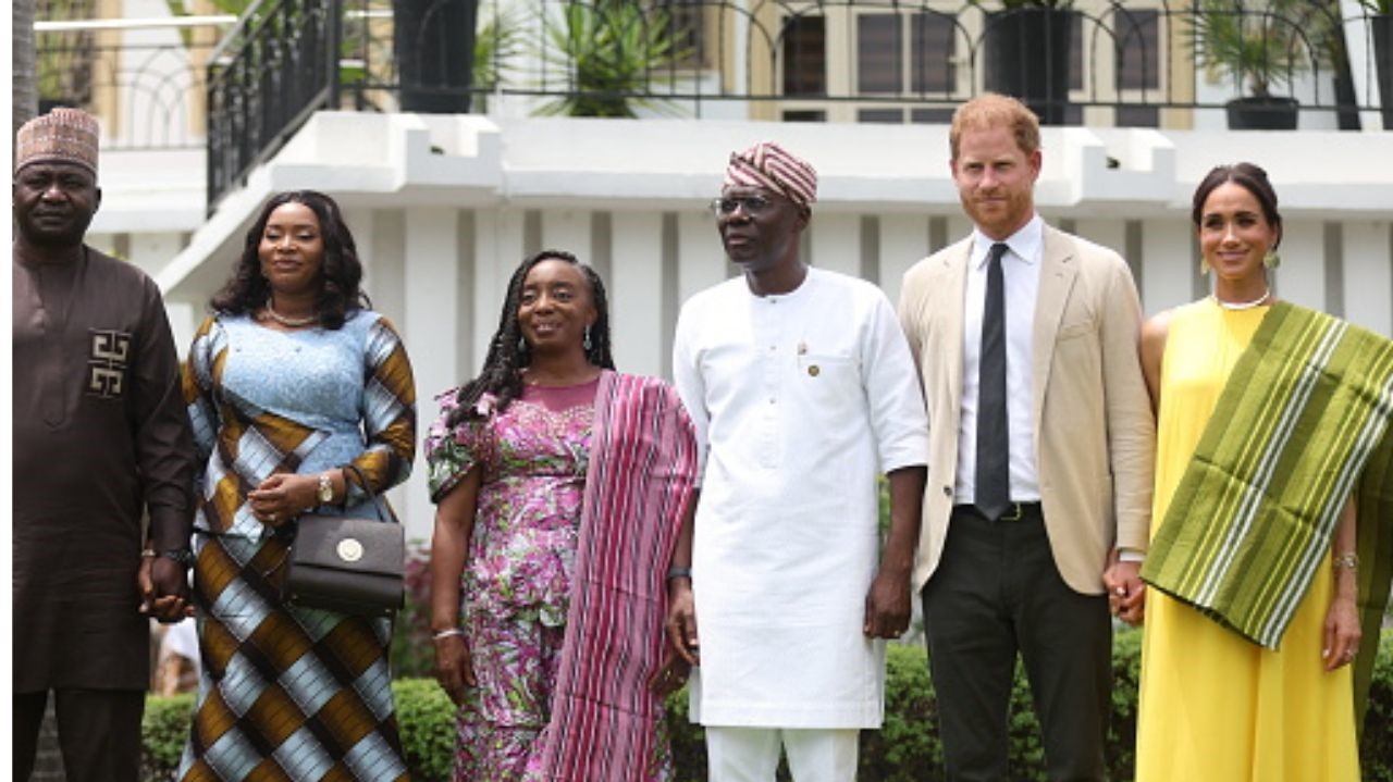 Megan Markle repete figurino usado para revelar gravidez em viagem à Nigéria