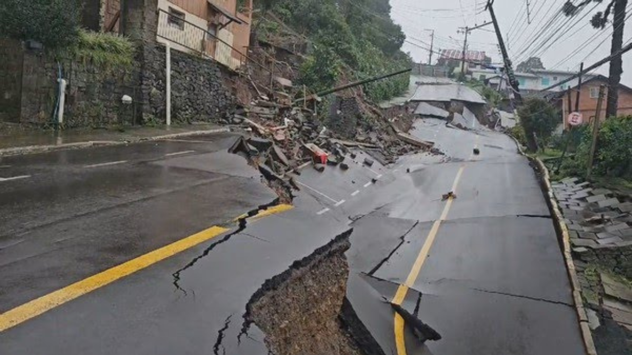 Rua desmorona em Gramado após fortes temporais