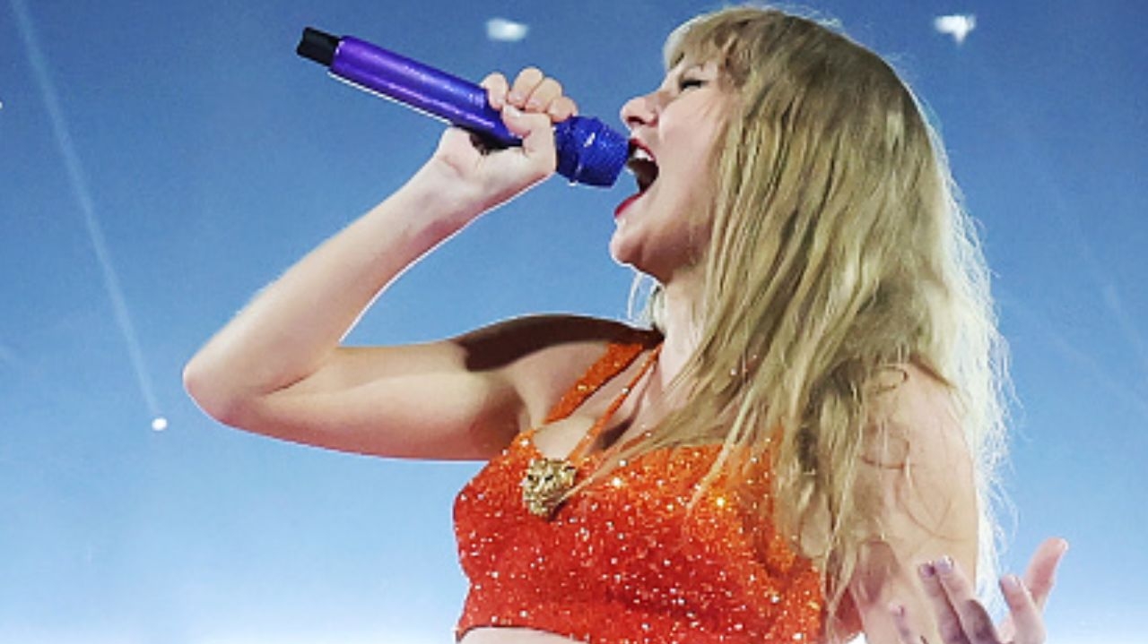 Taylor Swift aparece com figurino com cores do Kansas City Chiefs