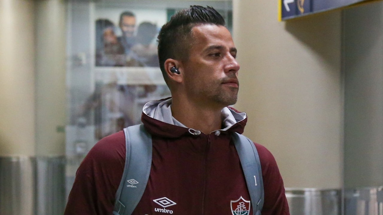 Fábio se desculpa com a torcida do Flu após erro no jogo contra o São Paulo