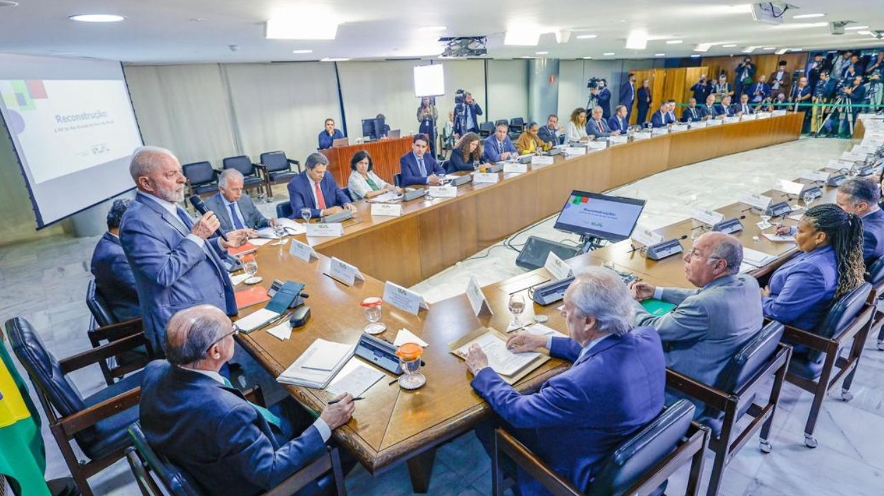 Governo Federal promete auxílio de R$ 5 mil a desabrigados pela enchente no RS