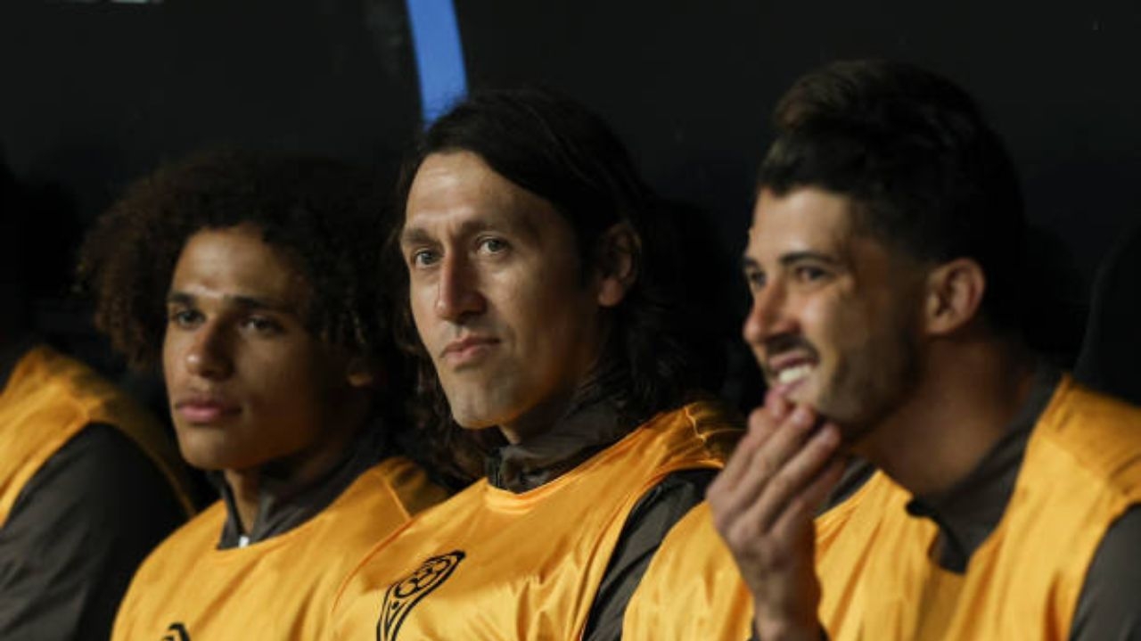 Cássio é aplaudido pela torcida do Corinthians no banco de reservas