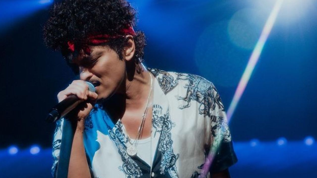 Bruno Mars volta a ocupar a Billboard Brasil Hot 100 após anúncio de shows
