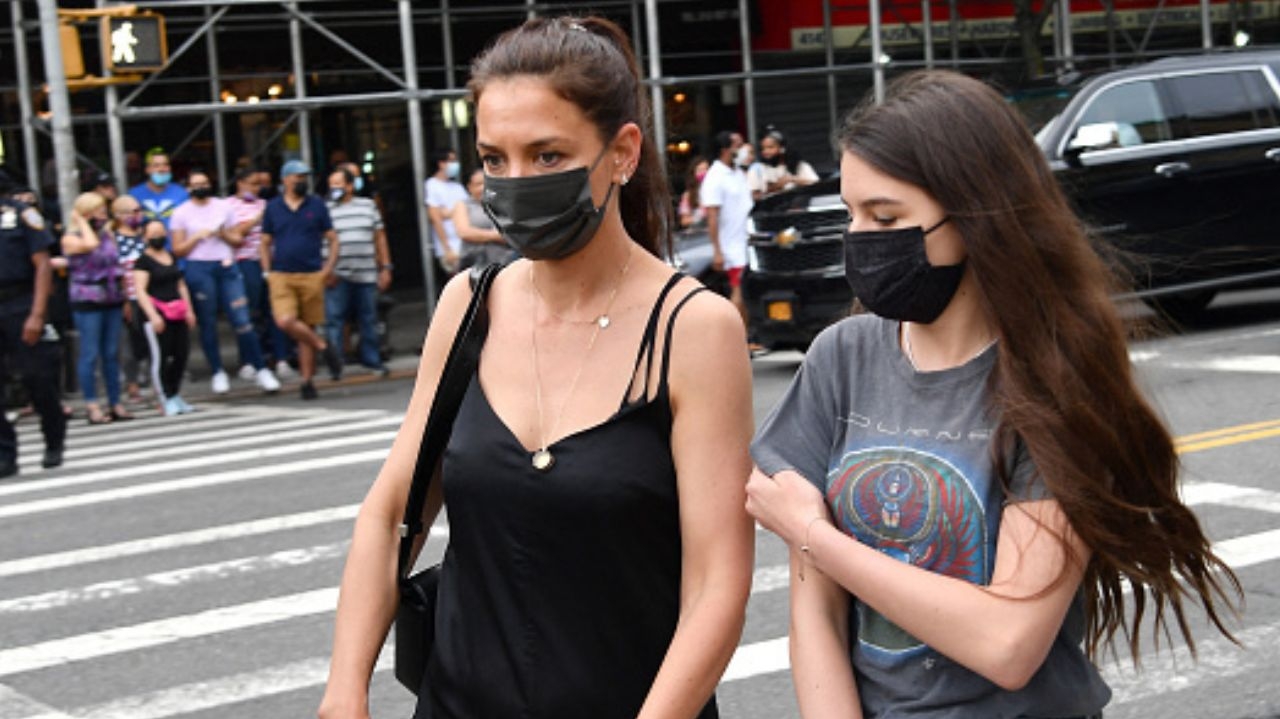 Suri Cruise muda de nome e se distancia ainda mais de Tom Cruise