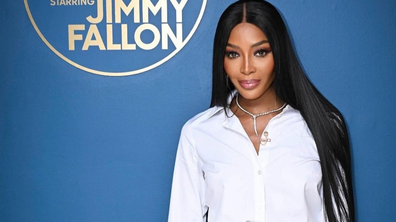 Naomi Campbell encanta ao reviver um vestido preto  icônico