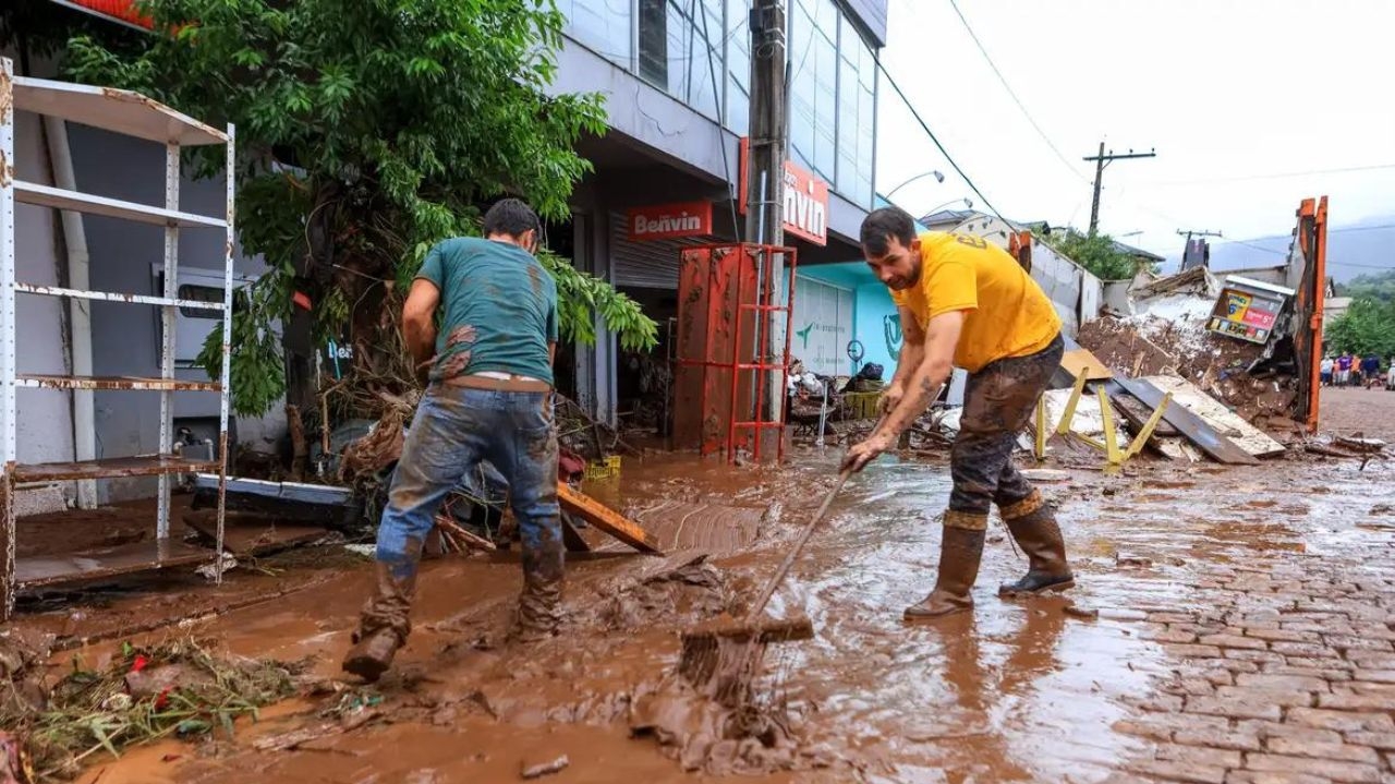 Água começa a baixar em Porto Alegre (RS), mas deixa lama e cheiro de peixe morto para trás