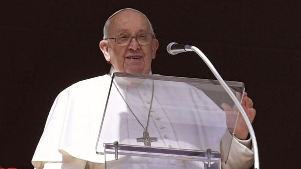 Neymar, Mbappé e Messi autografaram camisetas para leilão e papa abençoa as peças