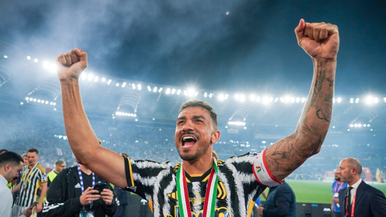 Danilo da Juventus quebra marca de décadas ao erguer a taça de campeão