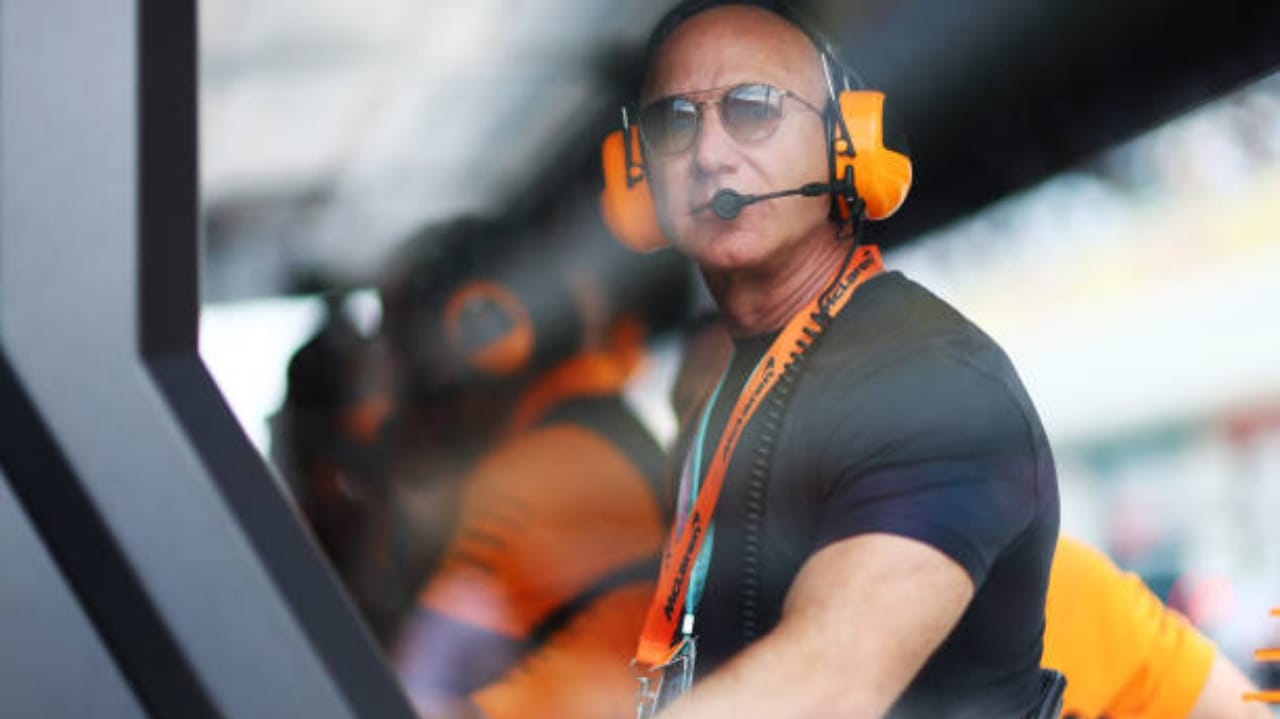 Jeff Bezos volta com voos de turistas ao espaço   