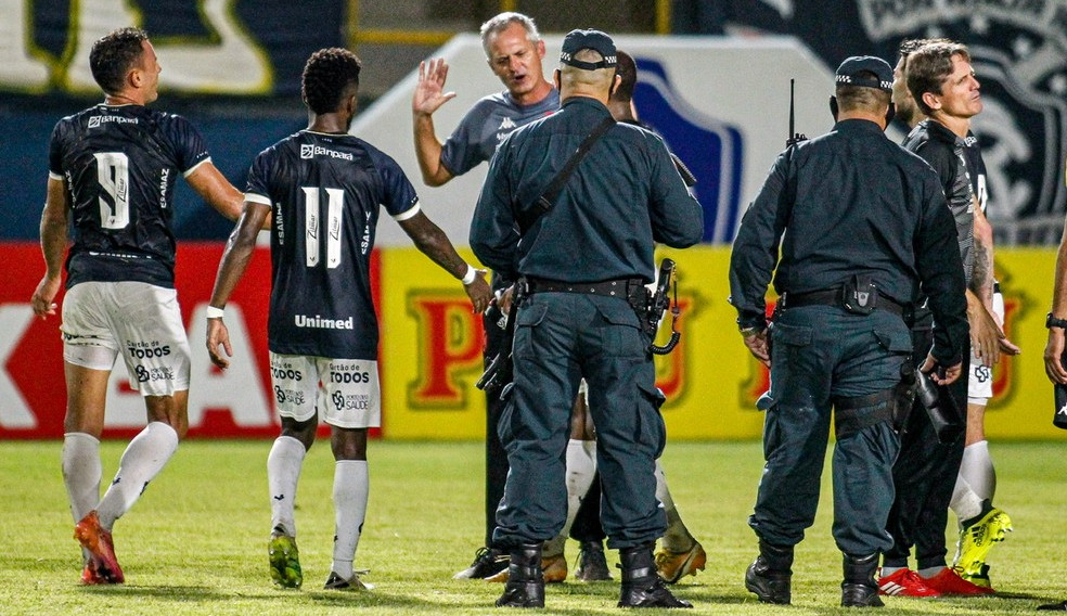 Em clima de uma sexta-feira 13, o Vasco assusta com erros incríveis em sua defesa e perde fora de casa para o Remo.