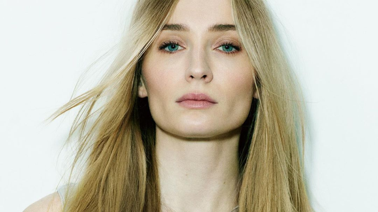 Sophie Turner revela ter cogitado aborto ao descobrir primeira gravidez
