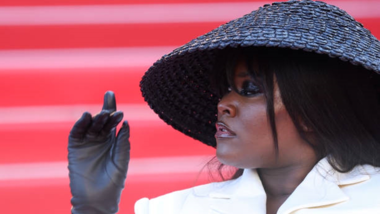 Cantora surpreende no Festival de Cannes com clássico da Dior