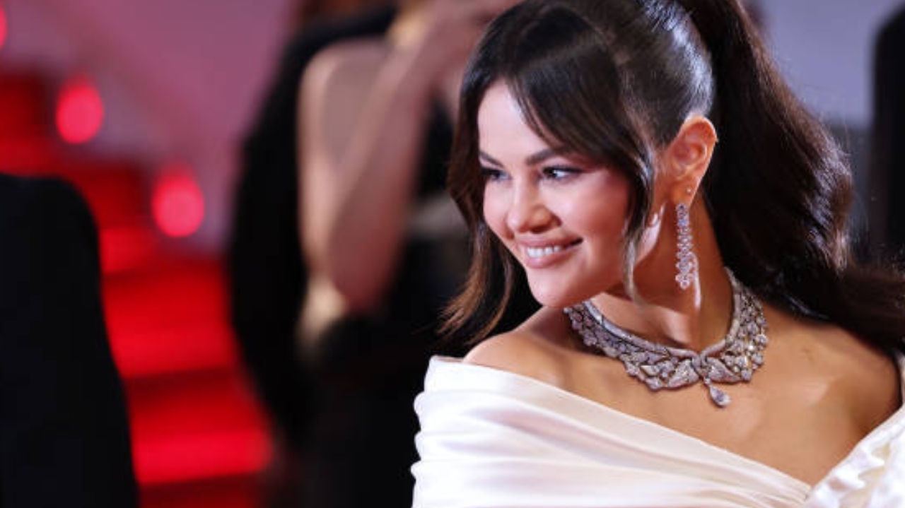 Selena Gomez brilha com alta joalheria da Bulgari em Cannes