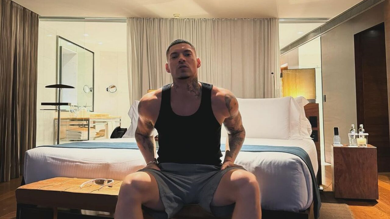 Filipe Ret esbanja simpatia e tira fotos com fãs em praia da Zona Sul do Rio