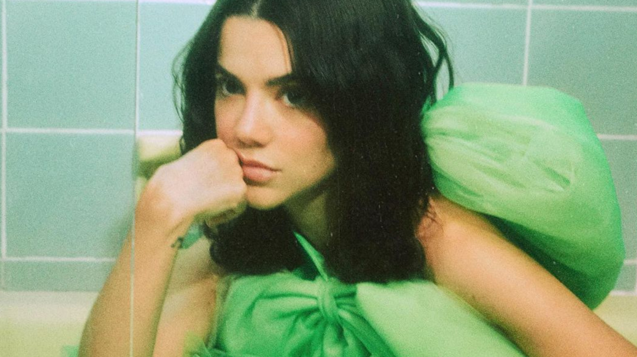 Manu Gavassi e Julio Reis anunciam noivado e são parabenizados por fãs e amigos