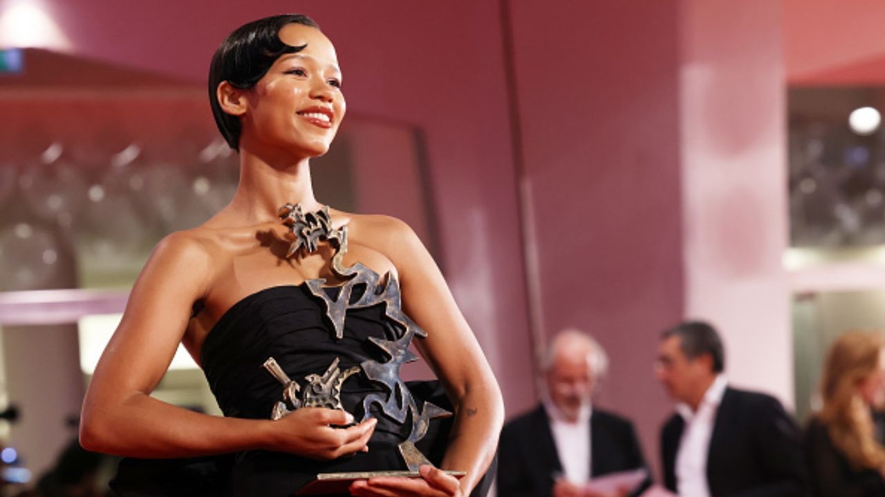 Taylor Russel: atriz ganha destaque por escolhas no tapete vermelho