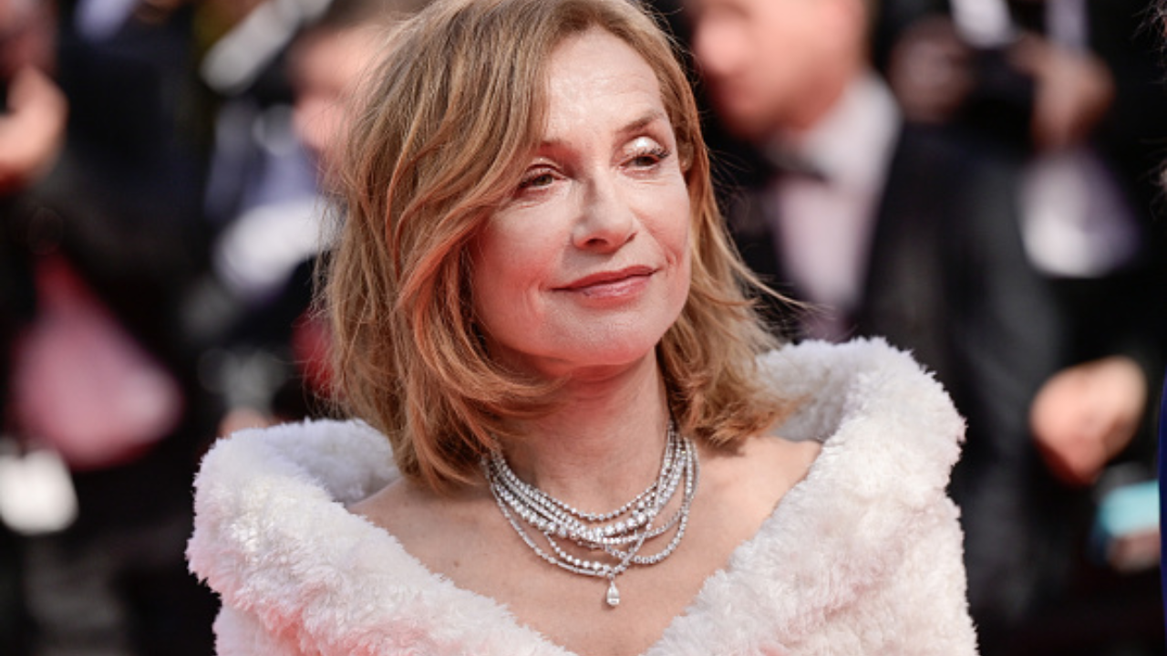 Isabelle Huppert impressiona Cannes com figurino que imita um roupão de banho