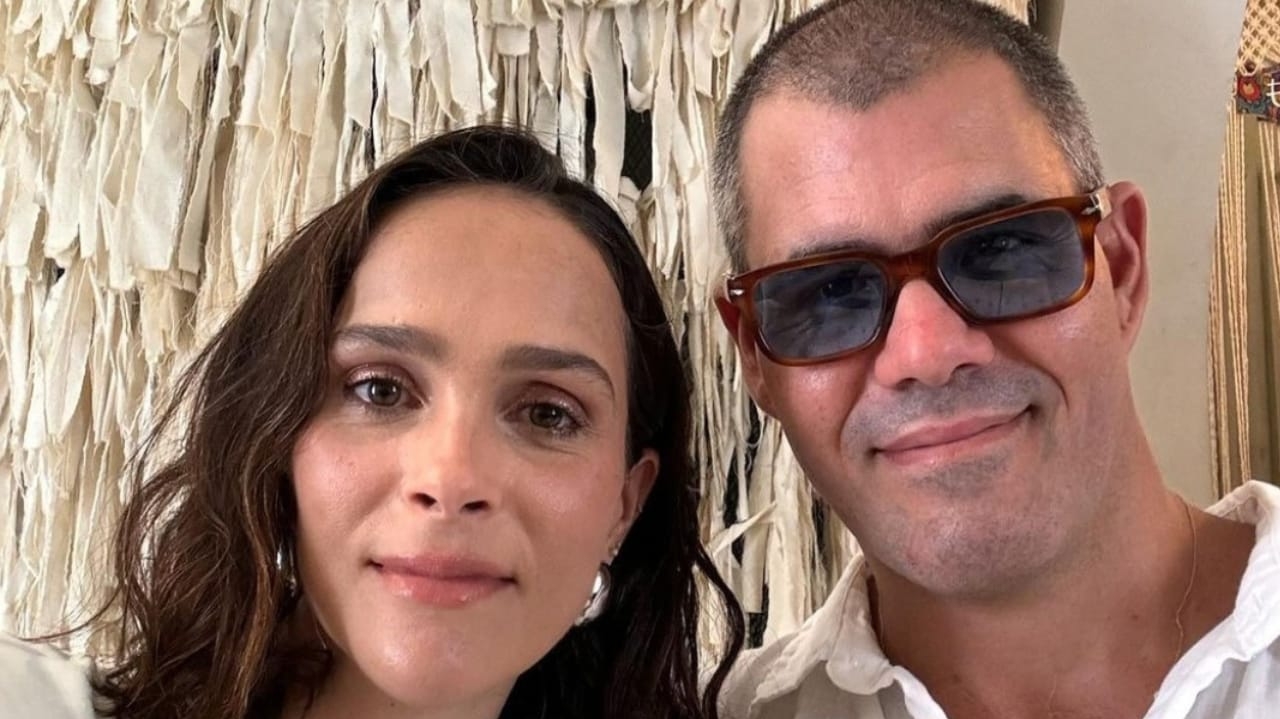Letícia e Juliano Cazarré saem em viagem internacional com o seu filho mais novo