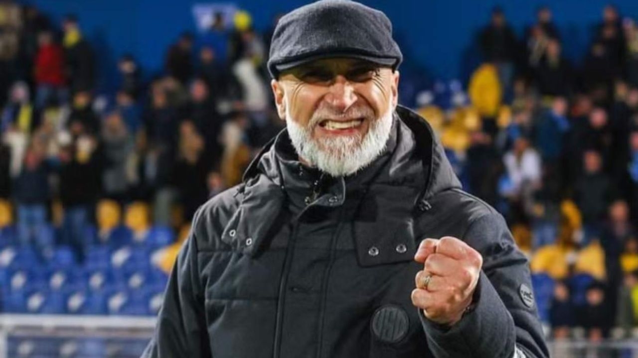 Álvaro Pacheco conhece elenco do Vasco e acompanha treino no CT