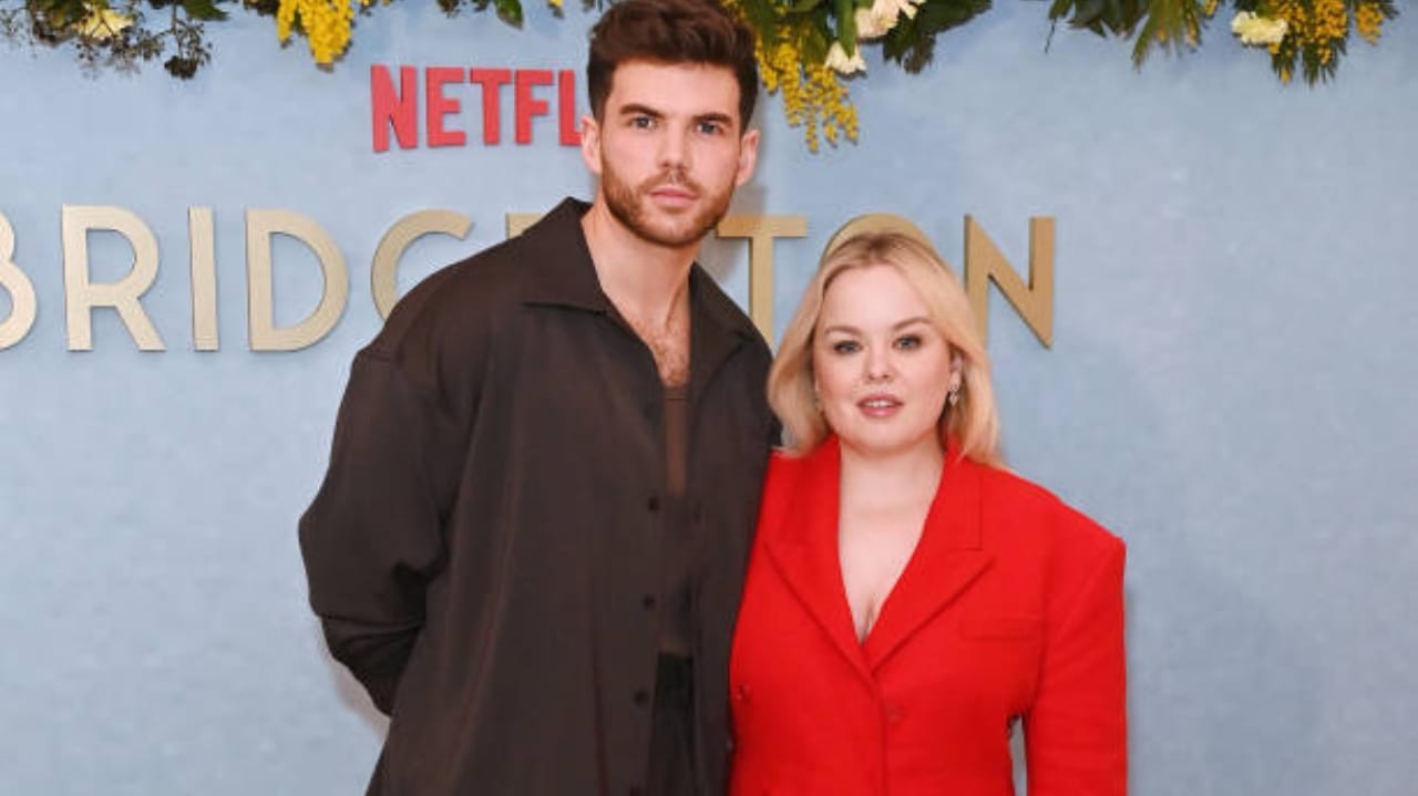 Nicola Coughlan e Luke Newton participam de evento para promover “Bridgerton”