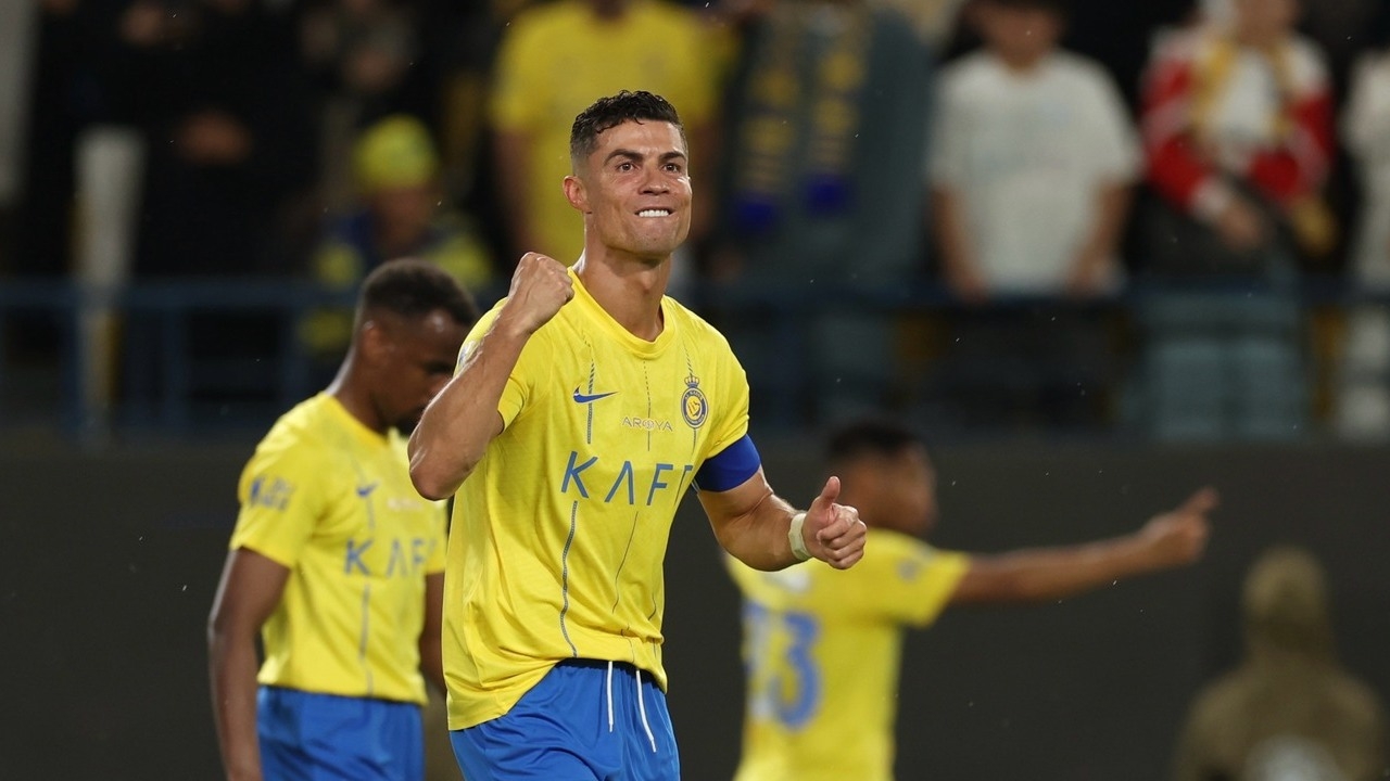 Com cinco bolas de ouro, agora Cristiano Ronaldo é eleito o melhor jogador europeu da história 