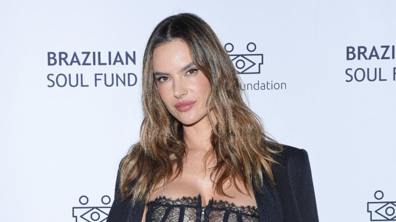 Alessandra Ambrosio recebe famosos em jantar beneficente no Festival de Cannes