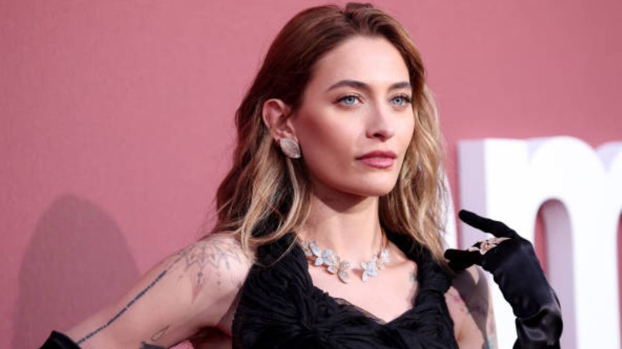 Paris Jackson surge com visual dark em baile de gala de Cannes