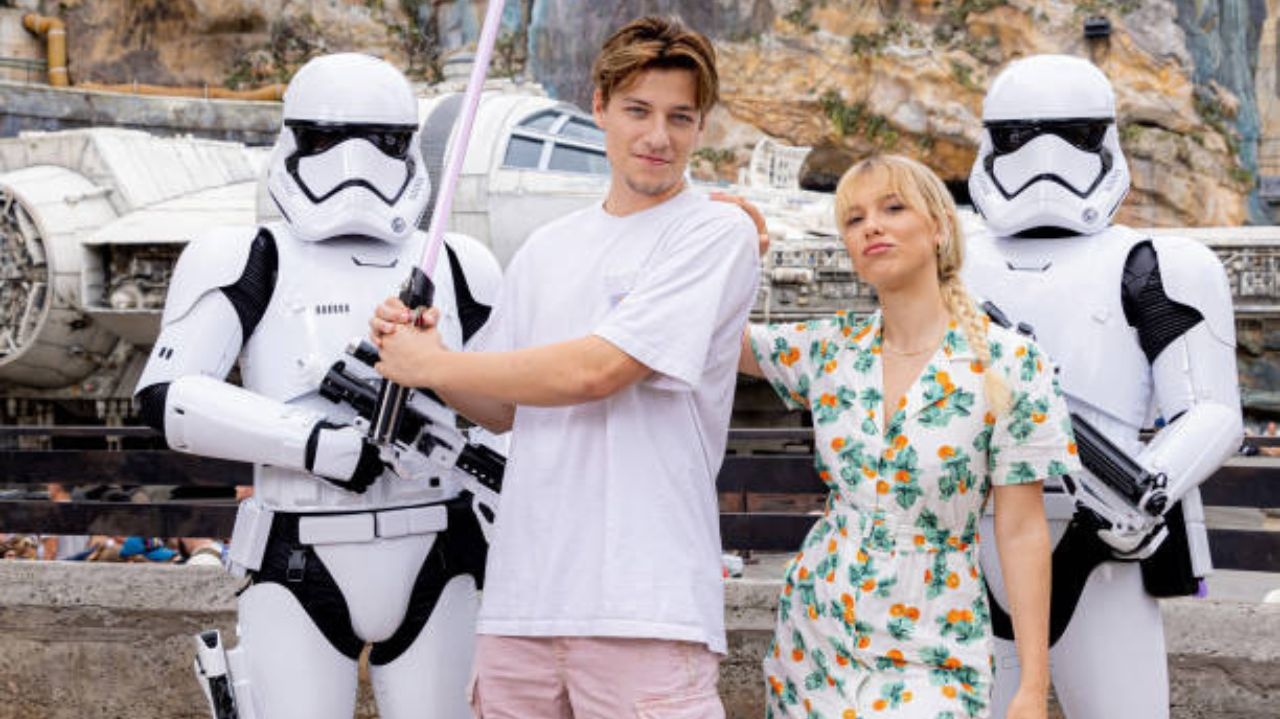 Casamento discreto marca a união da atriz de “Stranger Things” e do filho de Jon Bon Jovi