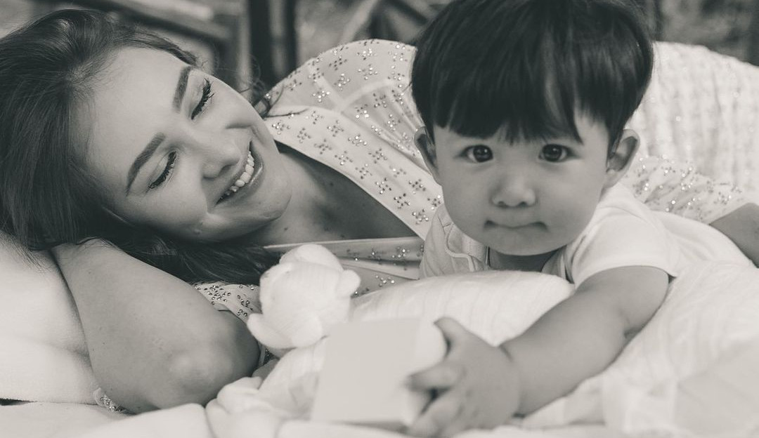 Sammy, ex-mulher de Pyong Lee, chora ao lado do filho