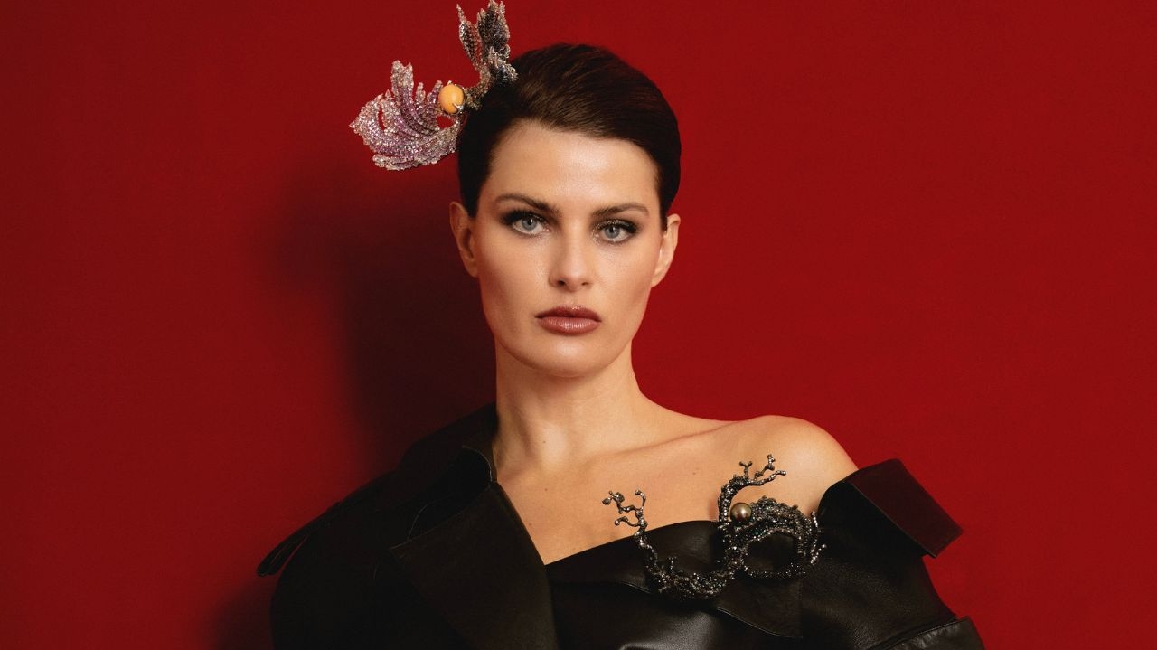 Isabeli Fontana surpreende com couro e joias em festival de Cannes
