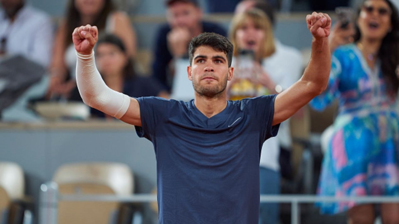 Carlos Alcaraz vence na estreia de Roland Garros