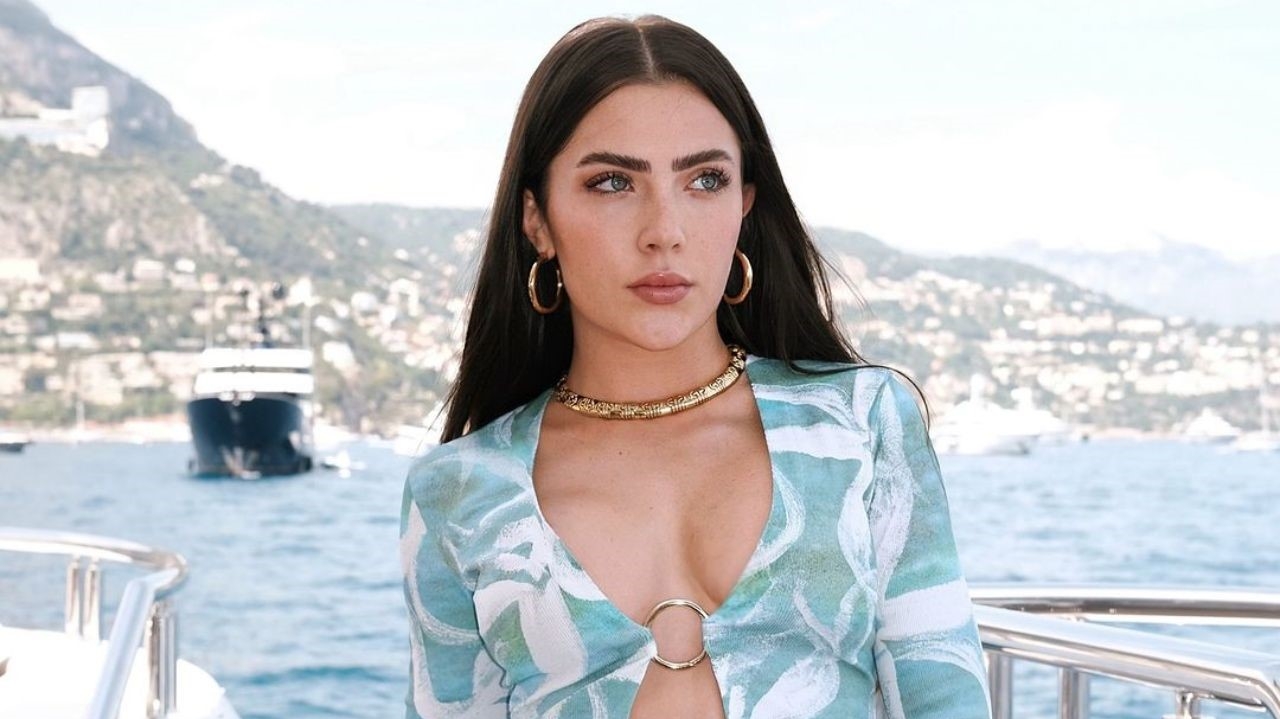 Jade Picon prestigia Fórmula 1 com visual praiano a bordo de iate em Mônaco